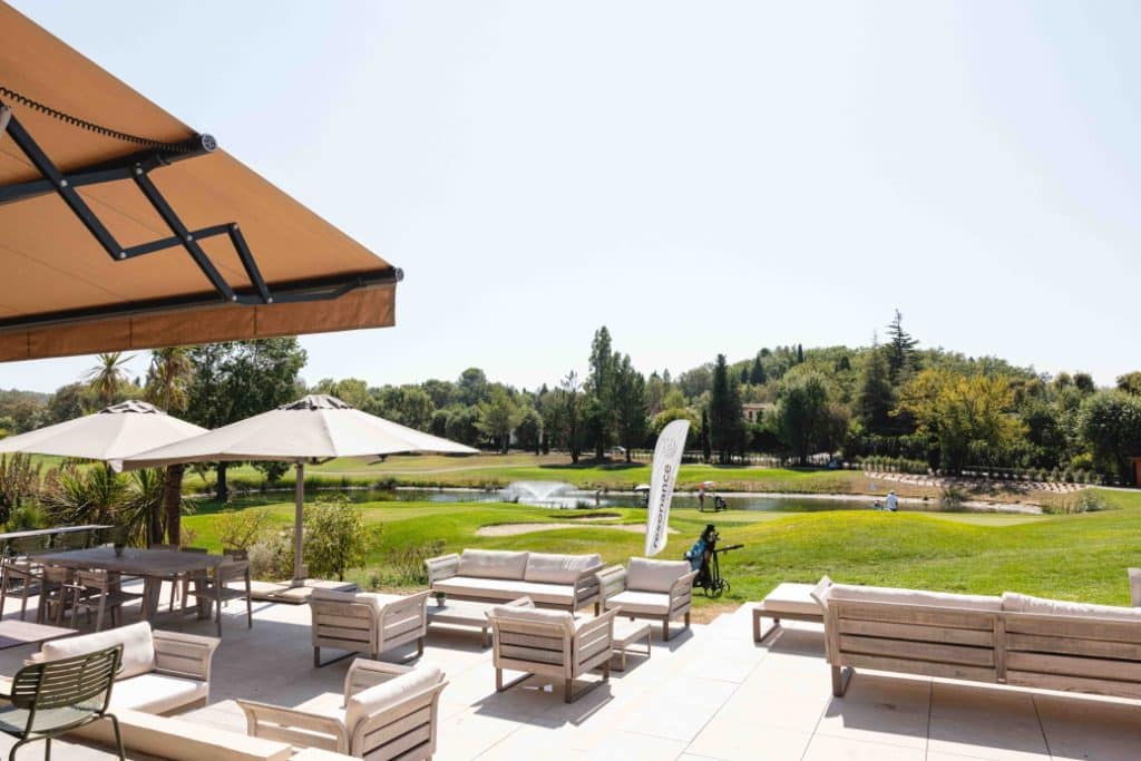 Restaurant Victoire, Golf de la Grande Bastide, terrasse avec vue sur le golf, Resonance Golf Collection