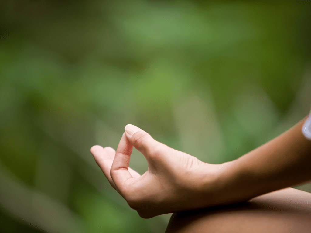 Bien être et relaxation lors d'une séance de yoga sur chaise, Resonance Golf Collection